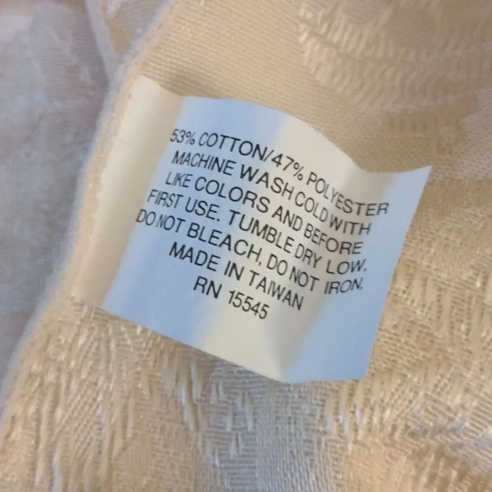 ‎Holiday cream table linens